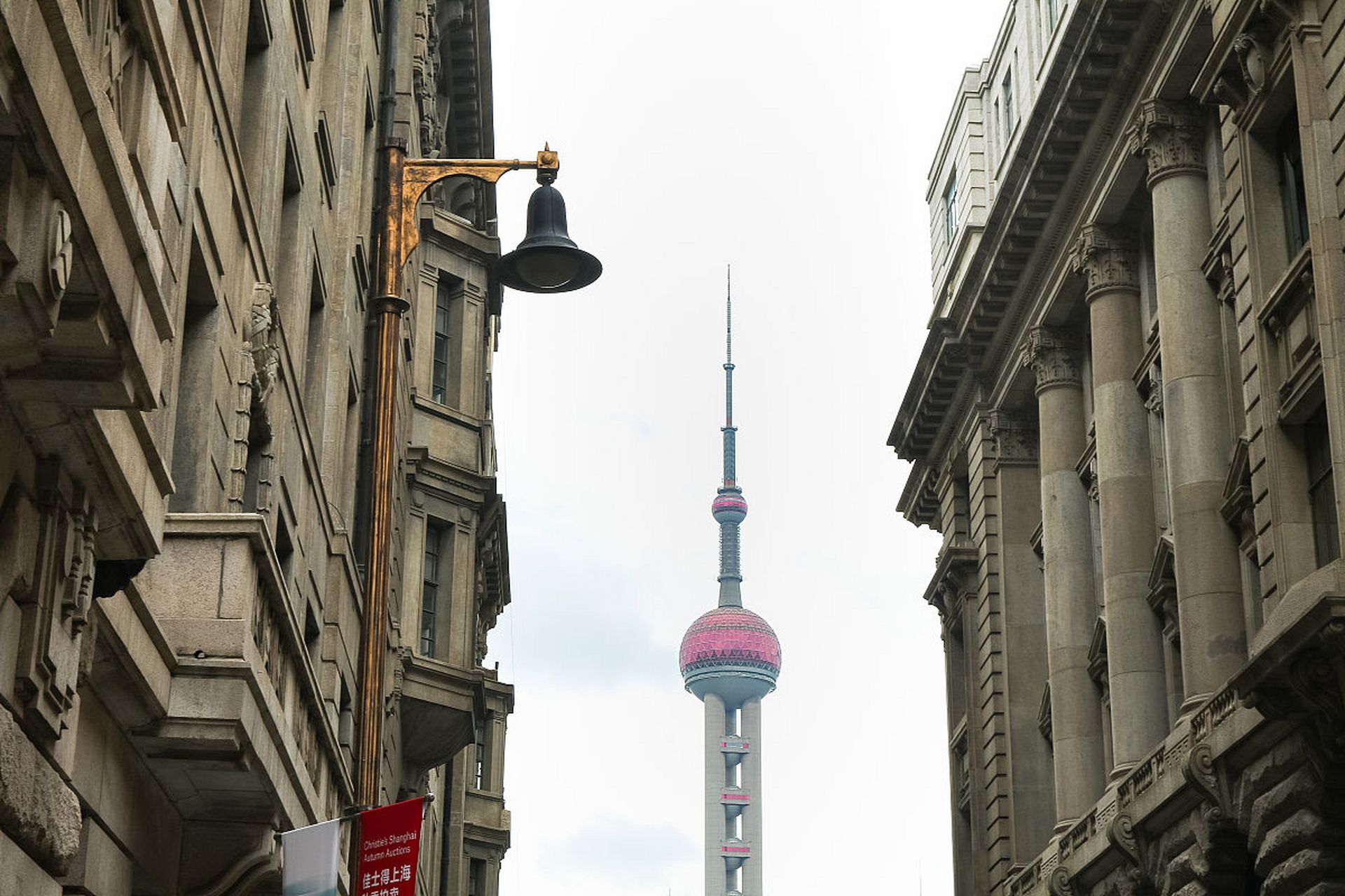 上海外滩街道:繁华之都的一片独特景致,上海外滩街道,位于黄浦江畔,是