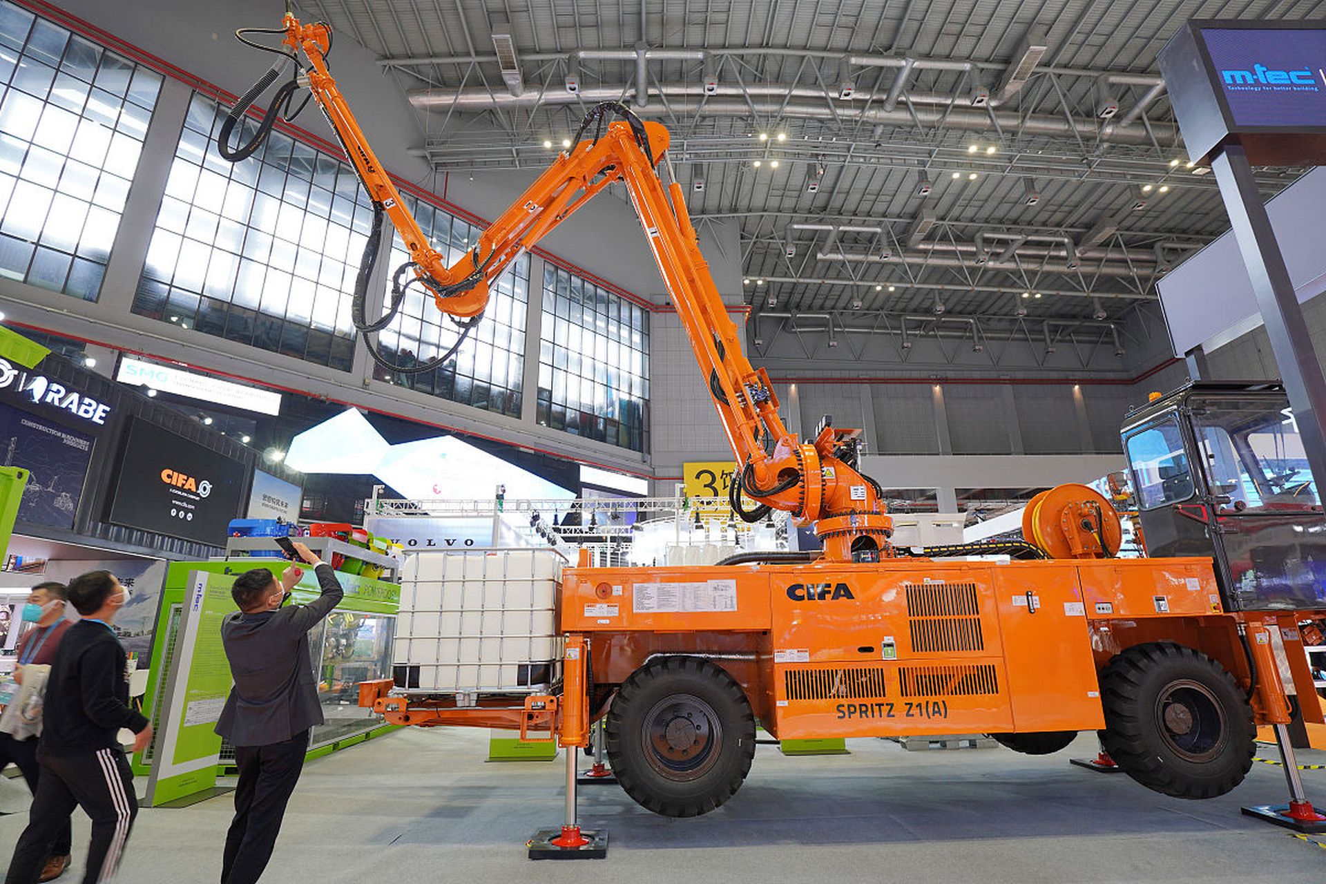 全球最长101米碳纤维臂架混凝土泵车,国内首台3200吨履带式起重机