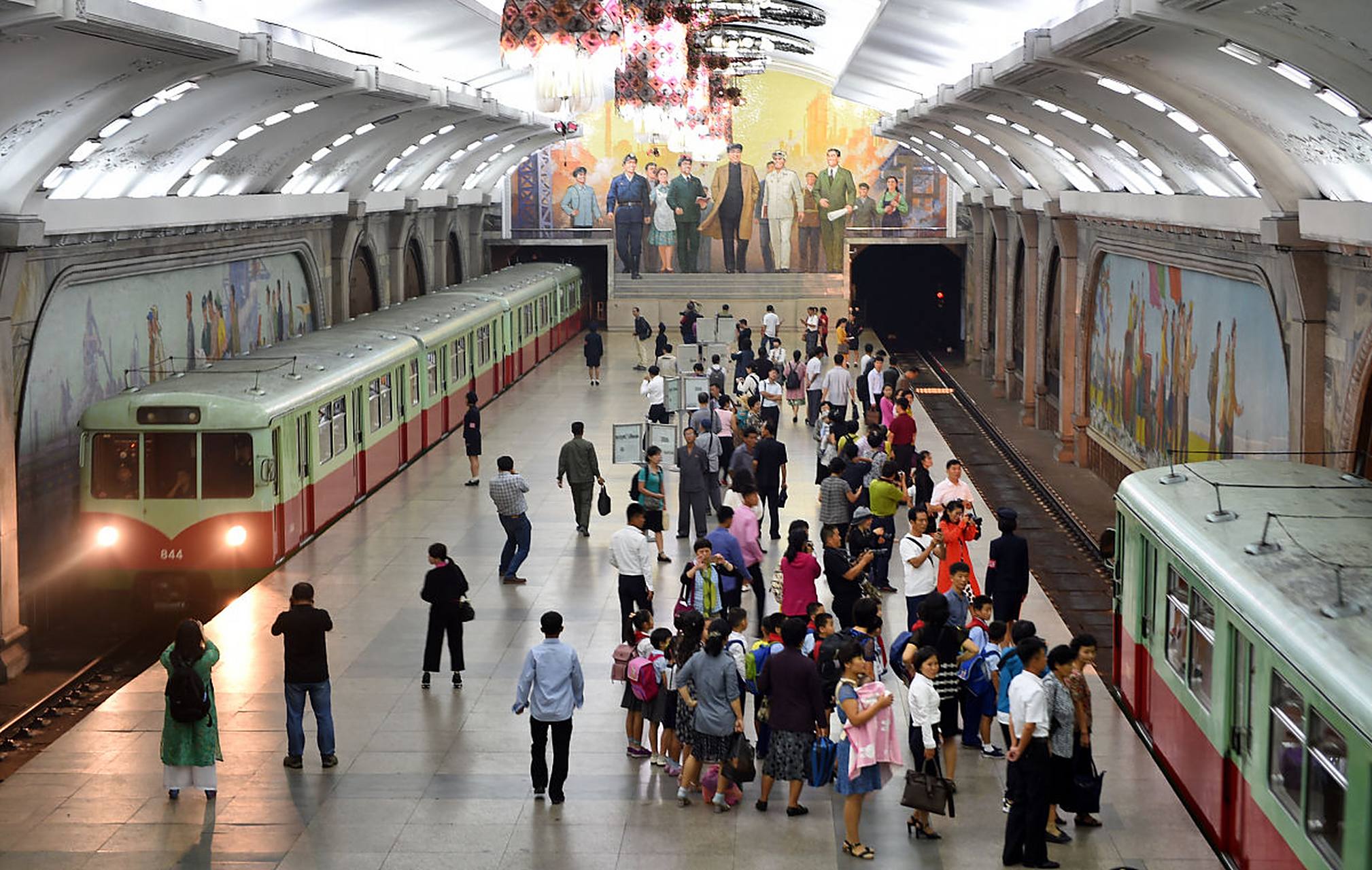 平壤地铁:深邃宏伟,文化艺术瑰宝,交通防空多功能一体