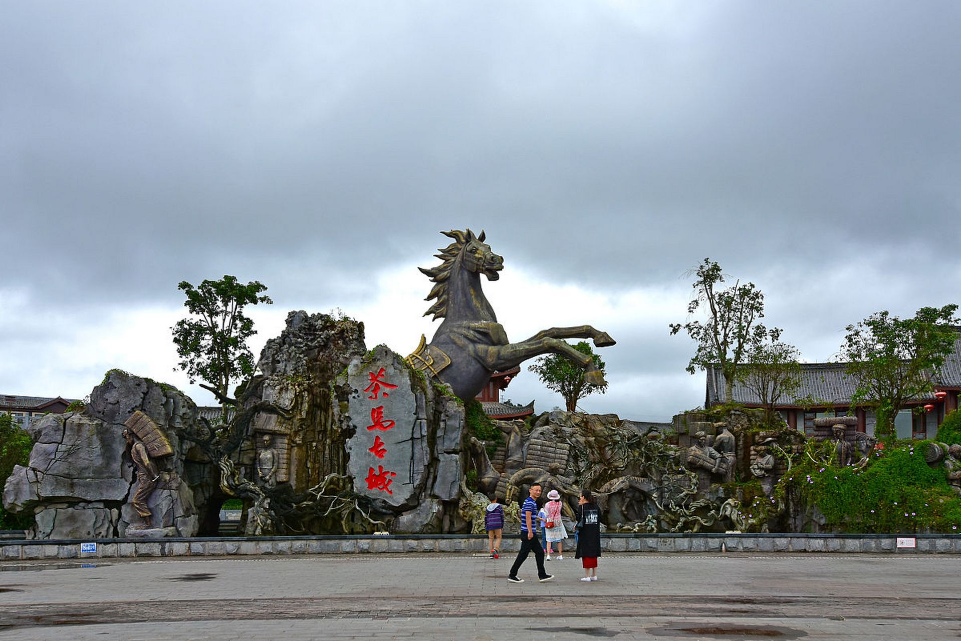 景点包括安居古城,巴岳山玄天湖,铜梁龙景区,铜梁博物馆和邱少云烈士