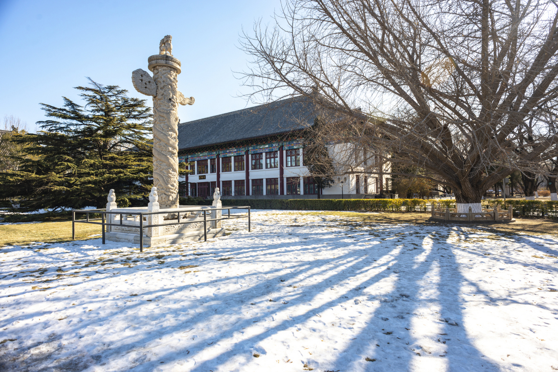 北京大学:历史,学术与校园生活的完美融合  北京大学,简称"北大",作为