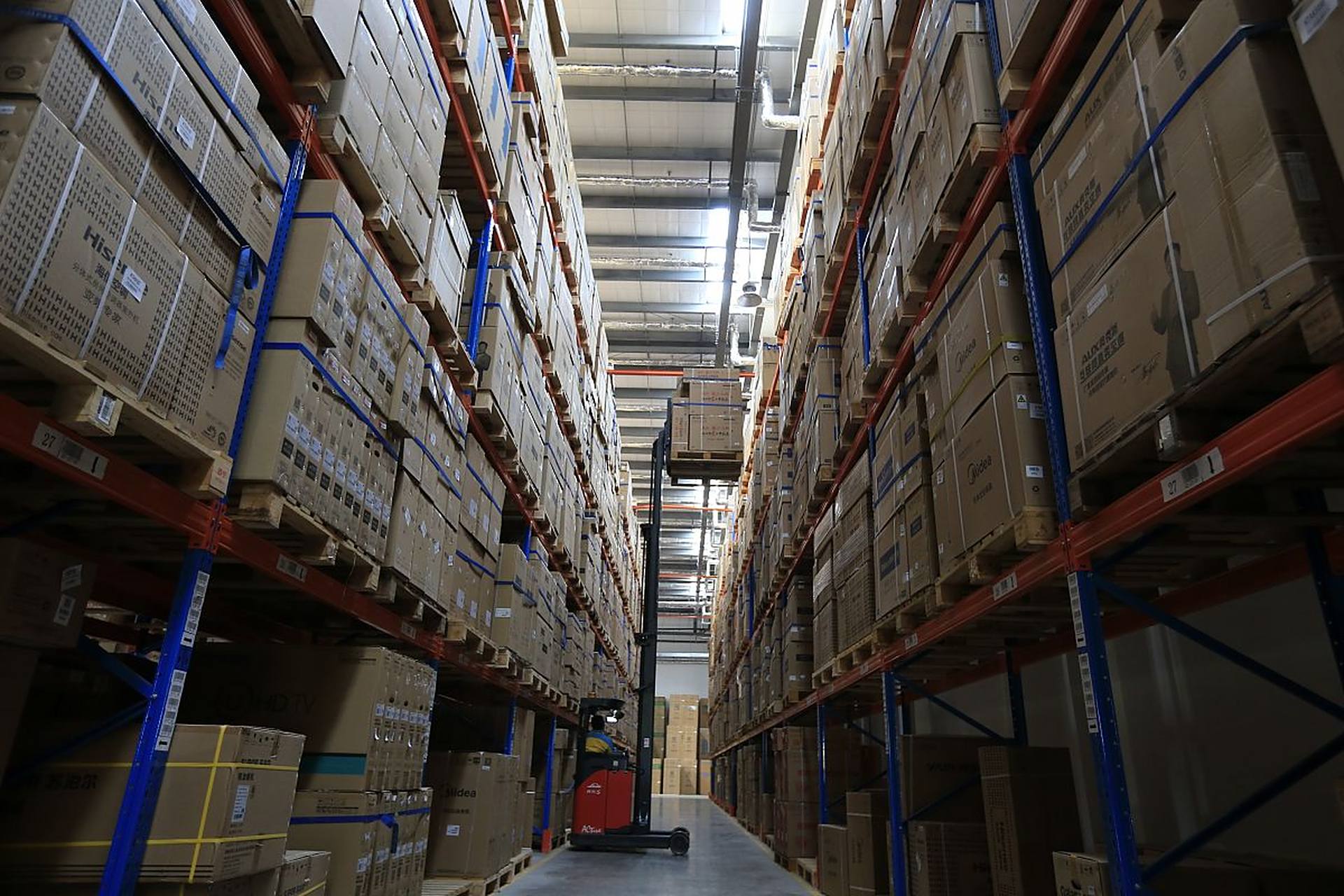 海关保税仓库是存放进口货物并免税的特殊仓库,具有存放,检验,加工等