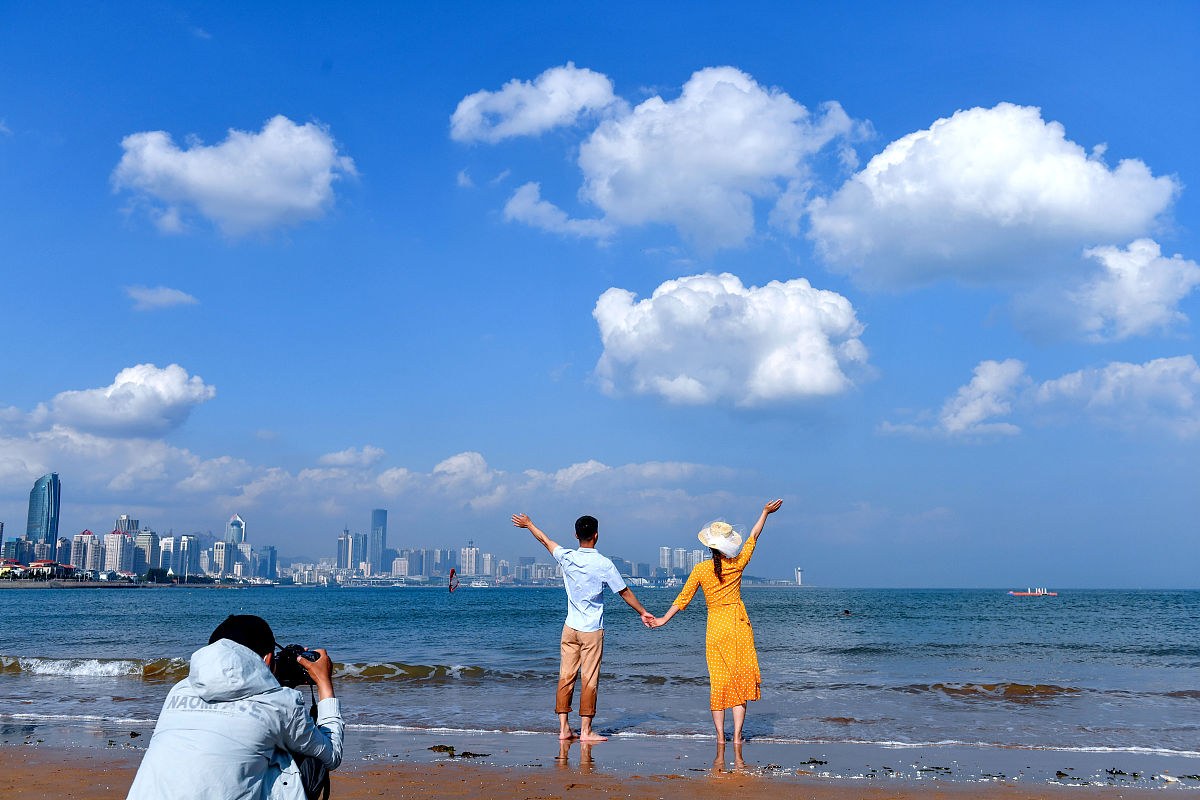 婚纱照的妙用 一小哥发现他的婚纱照被自家奶奶拿来