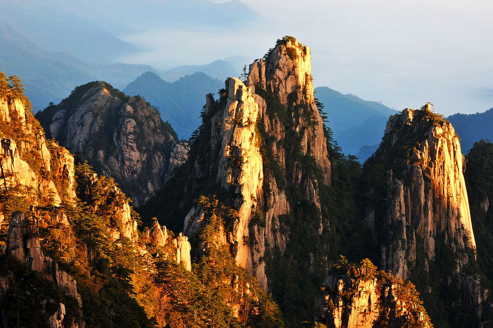 黄山雄踞于安徽南部的黄山市境内,南北长约40公里,东西宽约30公里,总