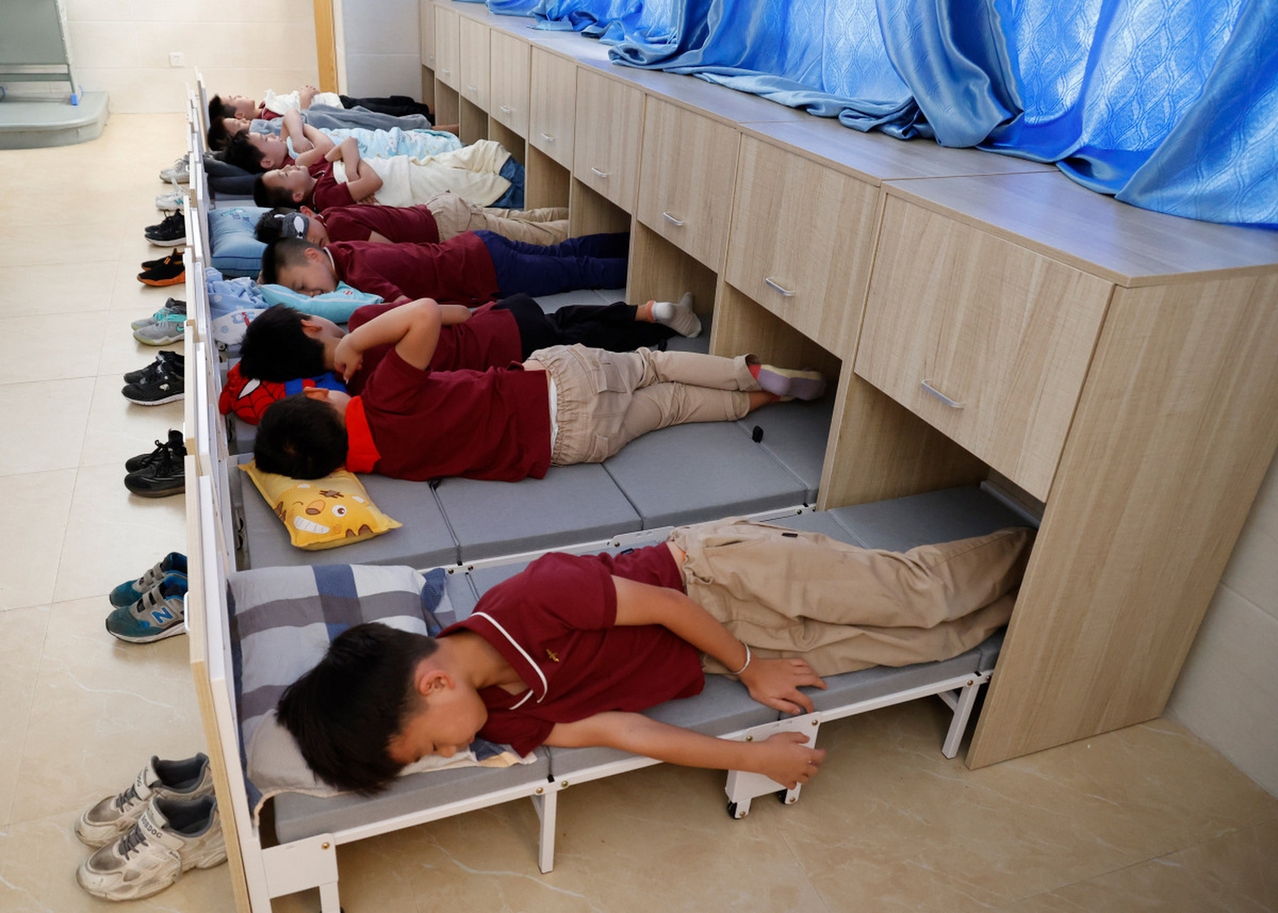 教育部高度重视中小学校作息时间规范管理,保证中小学生足够的睡眠