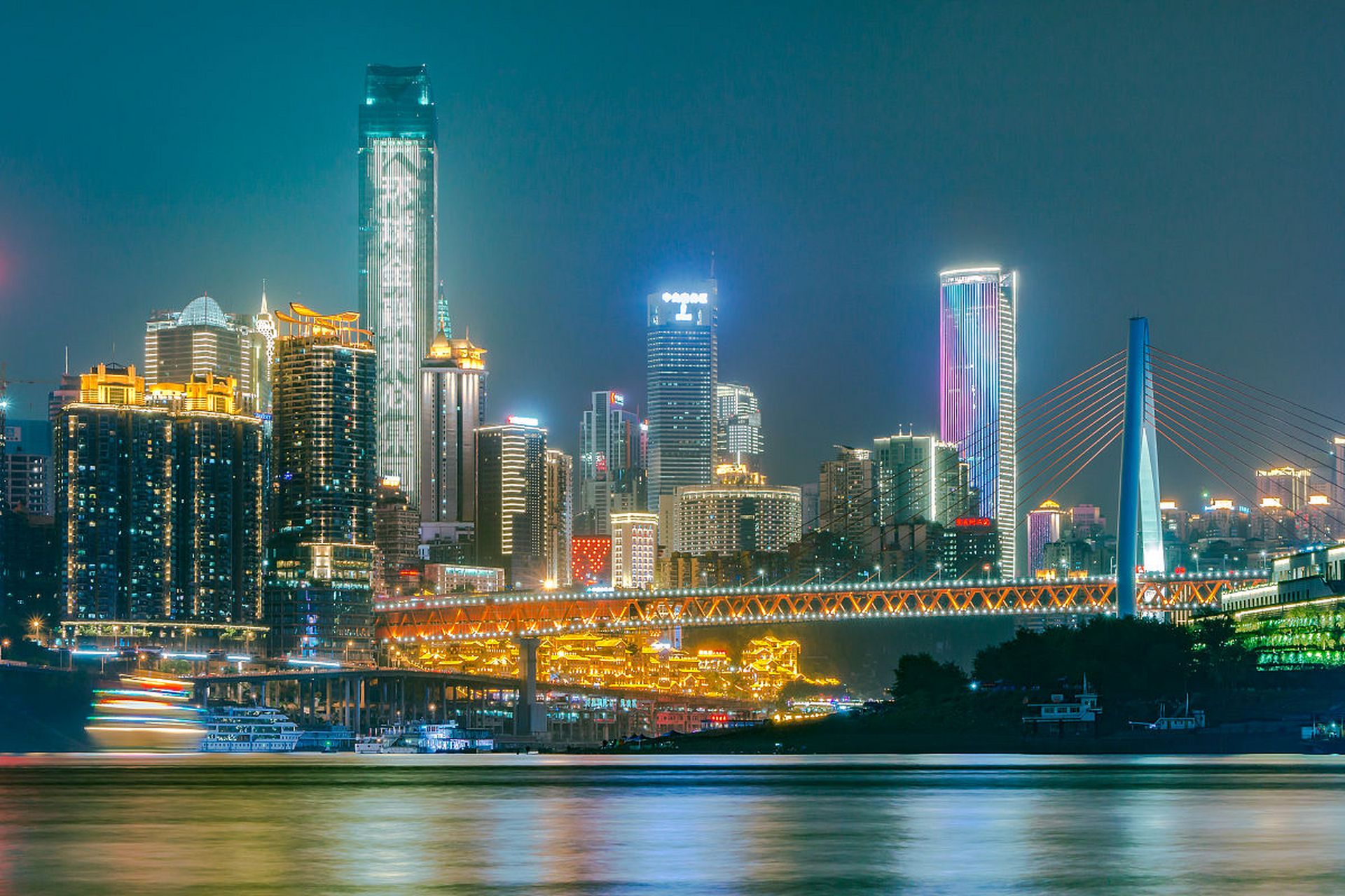 重庆夜景观赏线路  重庆夜景,如同一幅流动的彩色画卷,灯火辉煌,美不