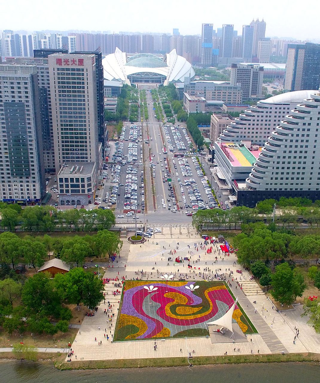 镜头里的春天# 春光乍现的南宁人民广场是一个充满生机和活力的地方