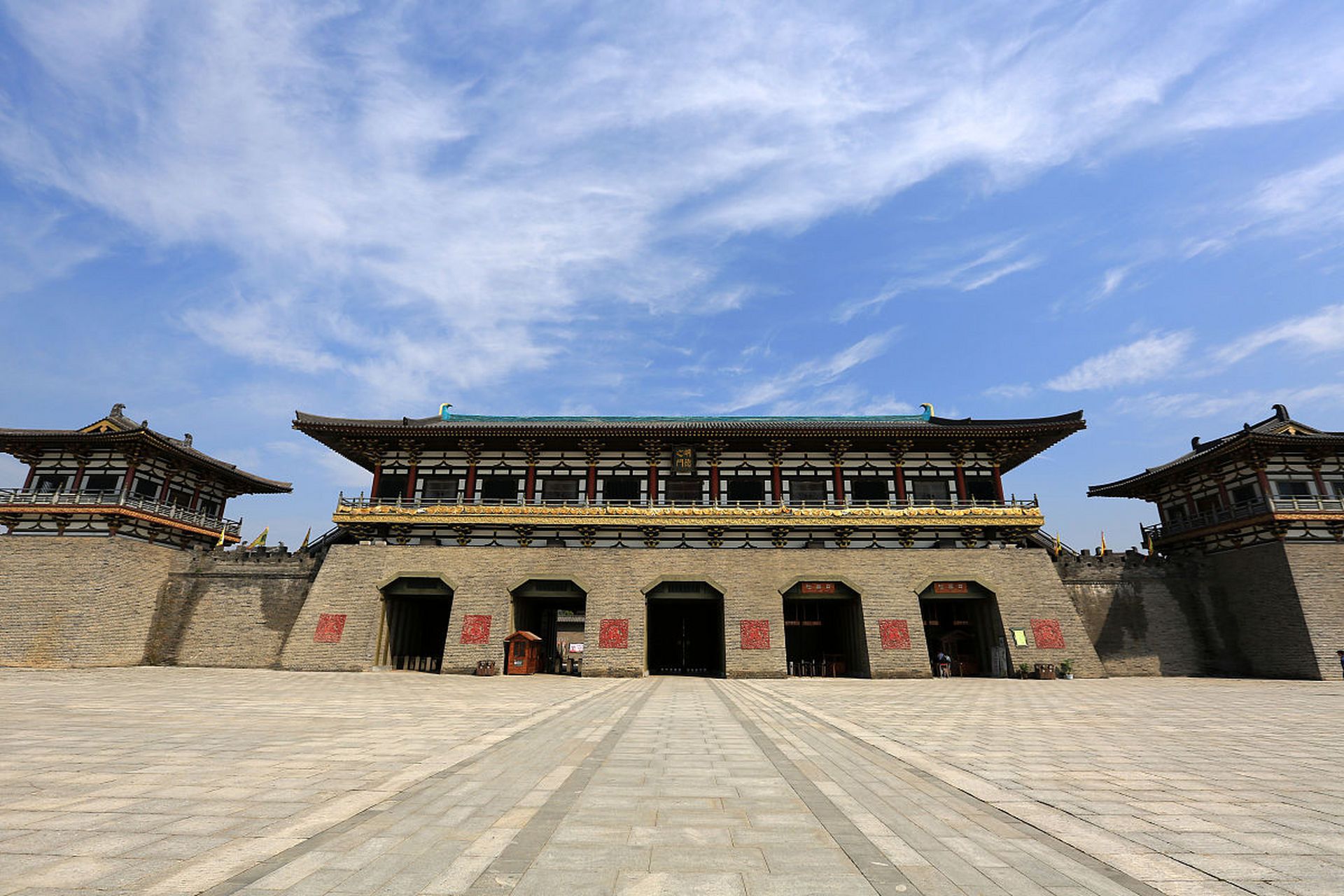 横店秦王宫是中国最大的影视拍摄基地之一,以高度还原秦朝宫殿风貌而