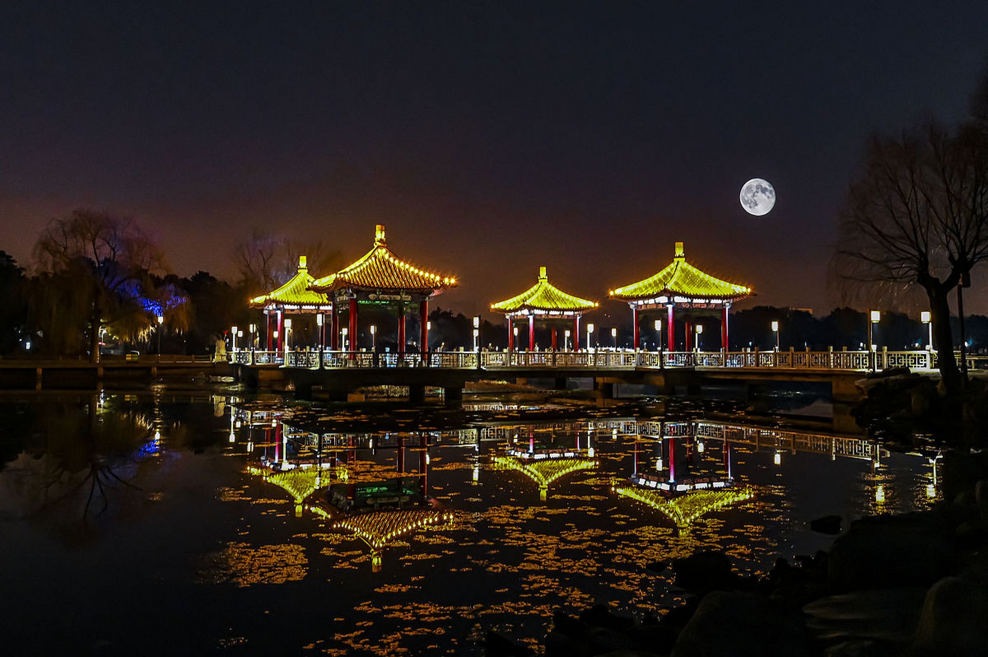 承德避暑山庄夜景图片