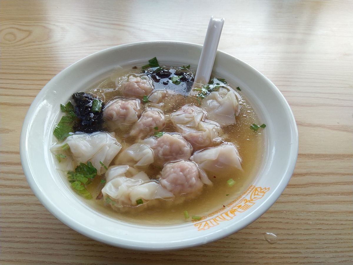 我们点了八碗馄饨,碗的大小也相当可观.