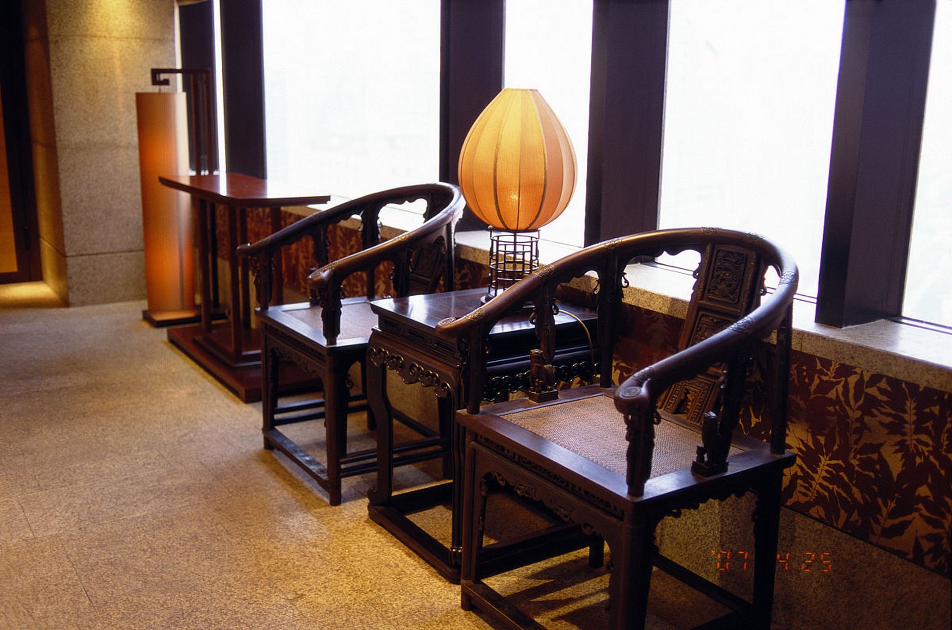 家具的传统形式,广式家具则因受西方文化的影响较大,形成了独特的风格