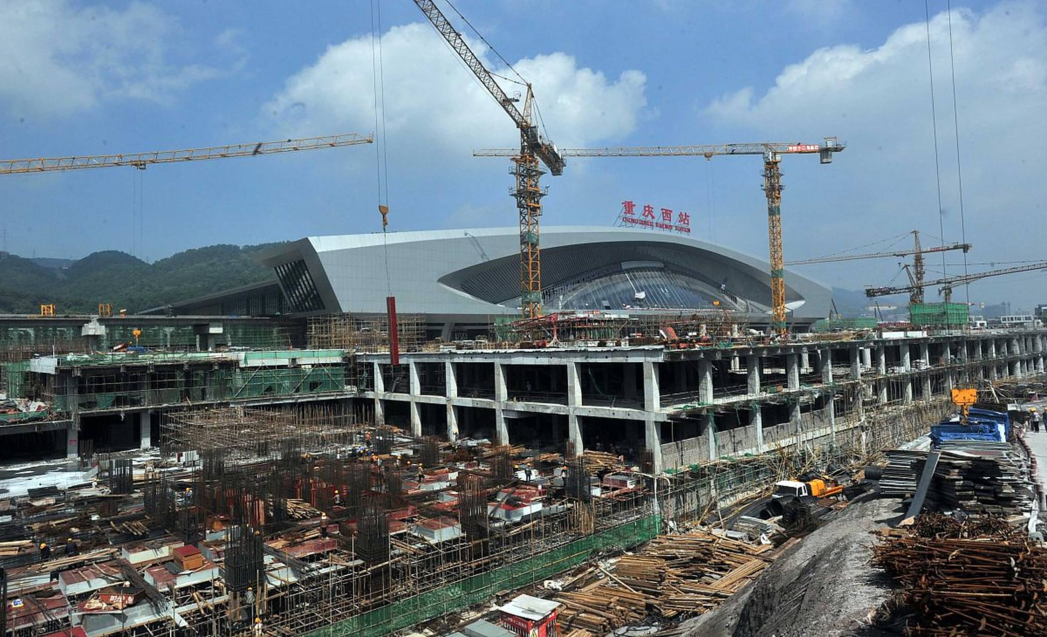 山东莱芜到荣成高铁莱阳南站站房外立面现在正在进行幕墙施工,内部