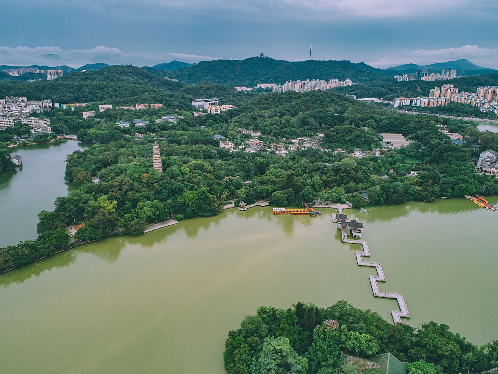 惠州西湖畔,湖光山色醉人心  当清晨的第一缕阳光轻轻洒落在惠州西湖