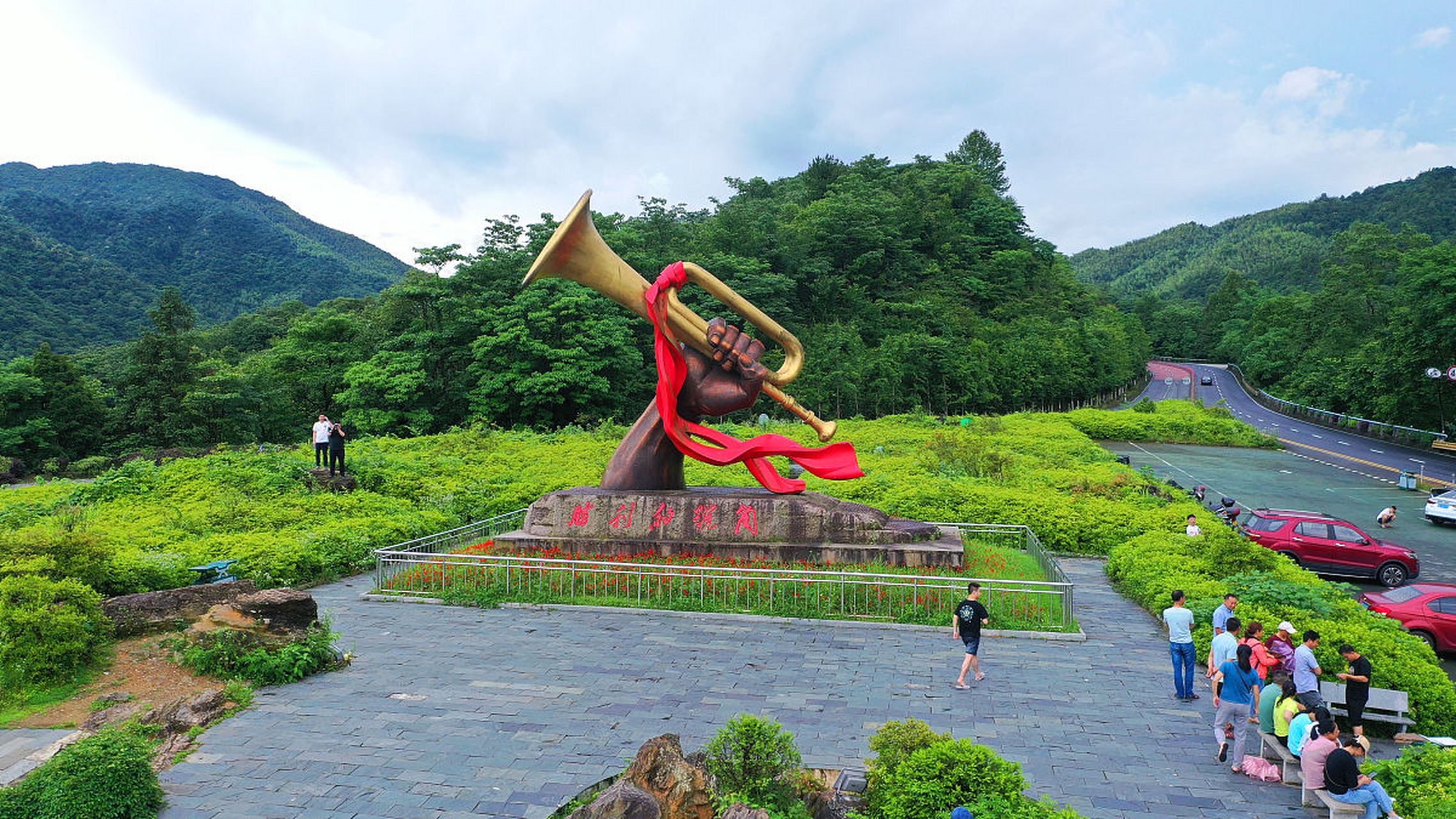 去井冈山旅游的费用因多种因素而异,包括旅游时间,路线,方式,人数等.