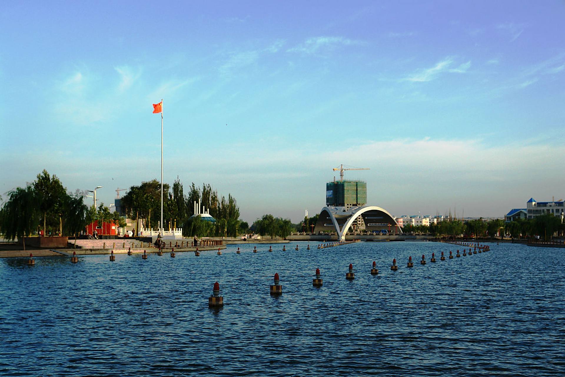 新疆阿克苏市多浪河景区为杭州游客提供了免门票优惠,吸引了众多游客.