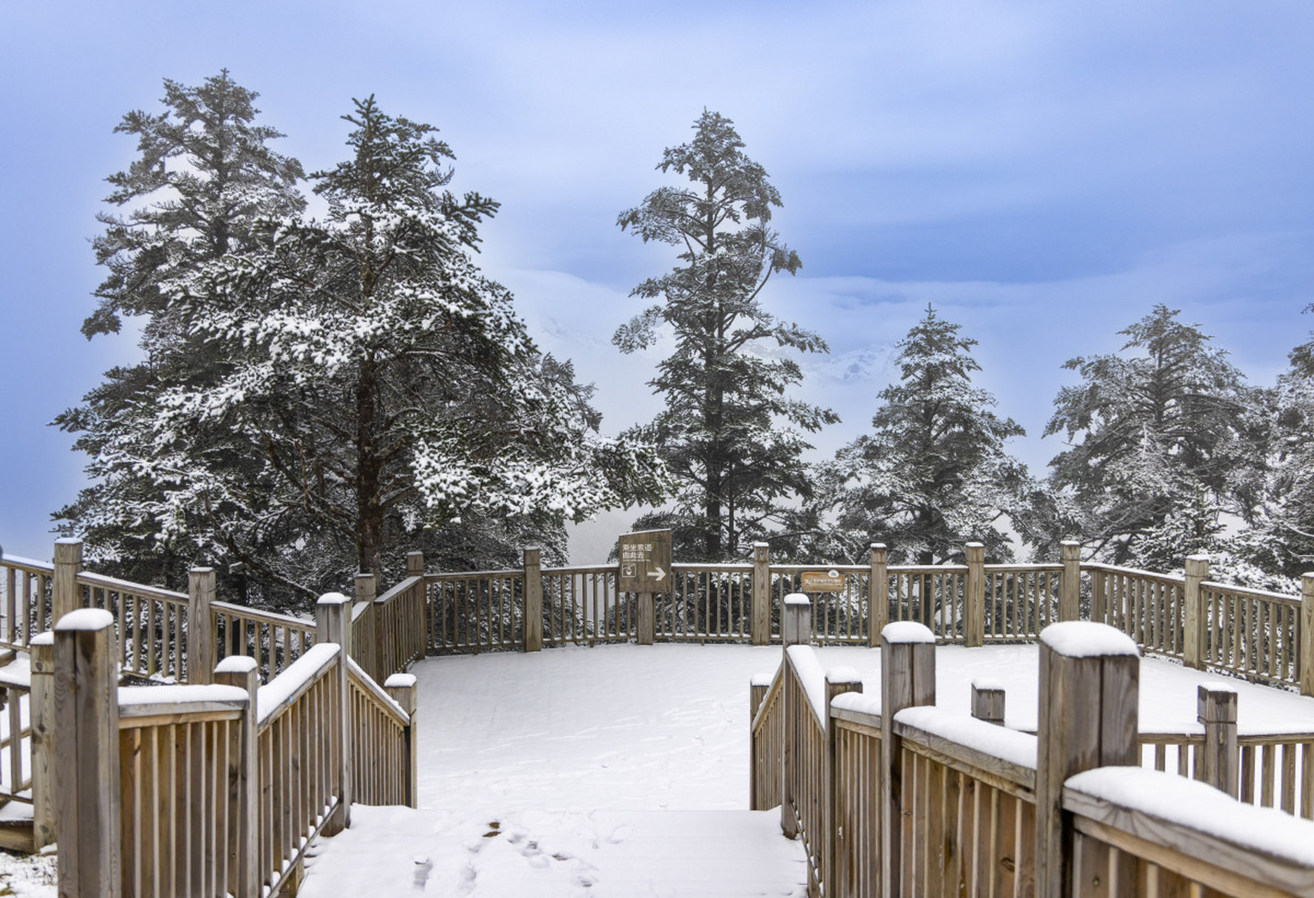西岭雪山位于中国四川省成都市,是一座美丽的雪山景区.