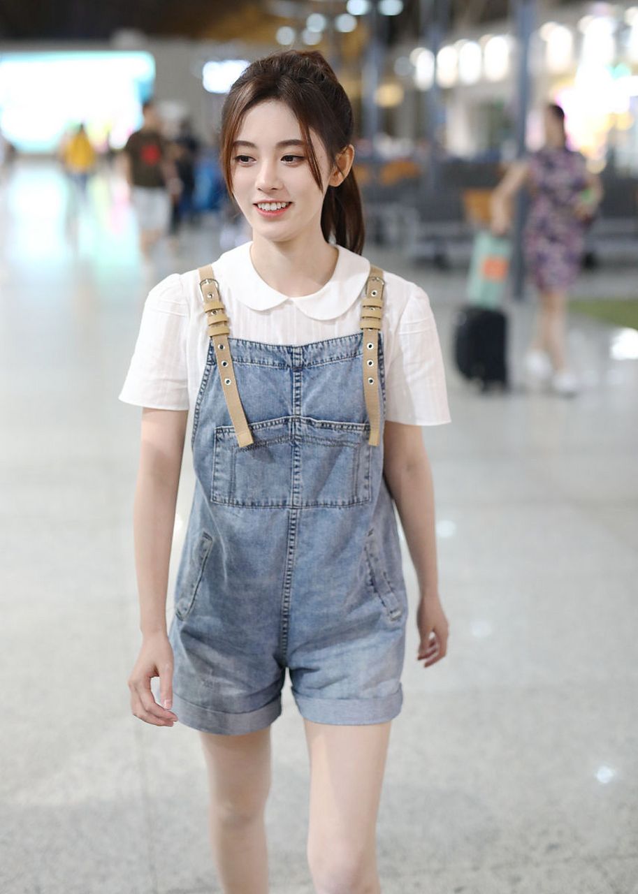 但即使是这样简单的穿搭,鞠婧祎的颜值还是很吸晴的