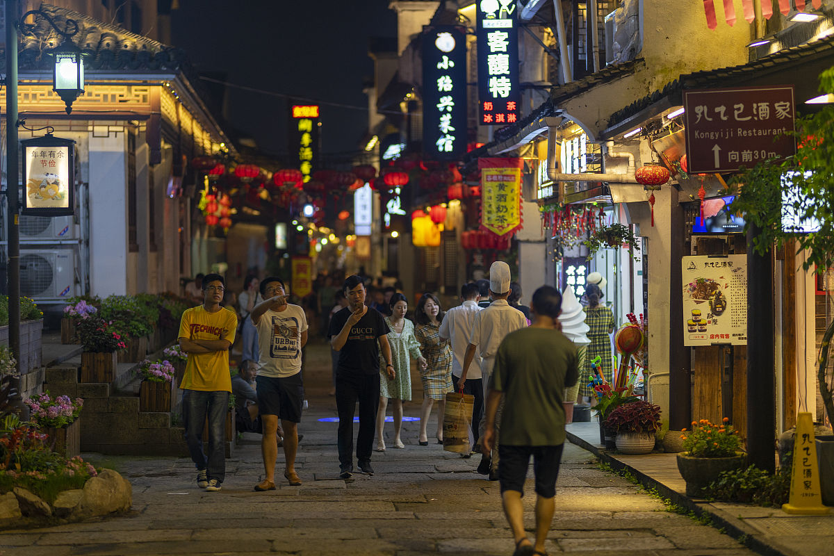 杭州河坊街的繁华为何延续至今?探访这条古街的商业与文化魅力!