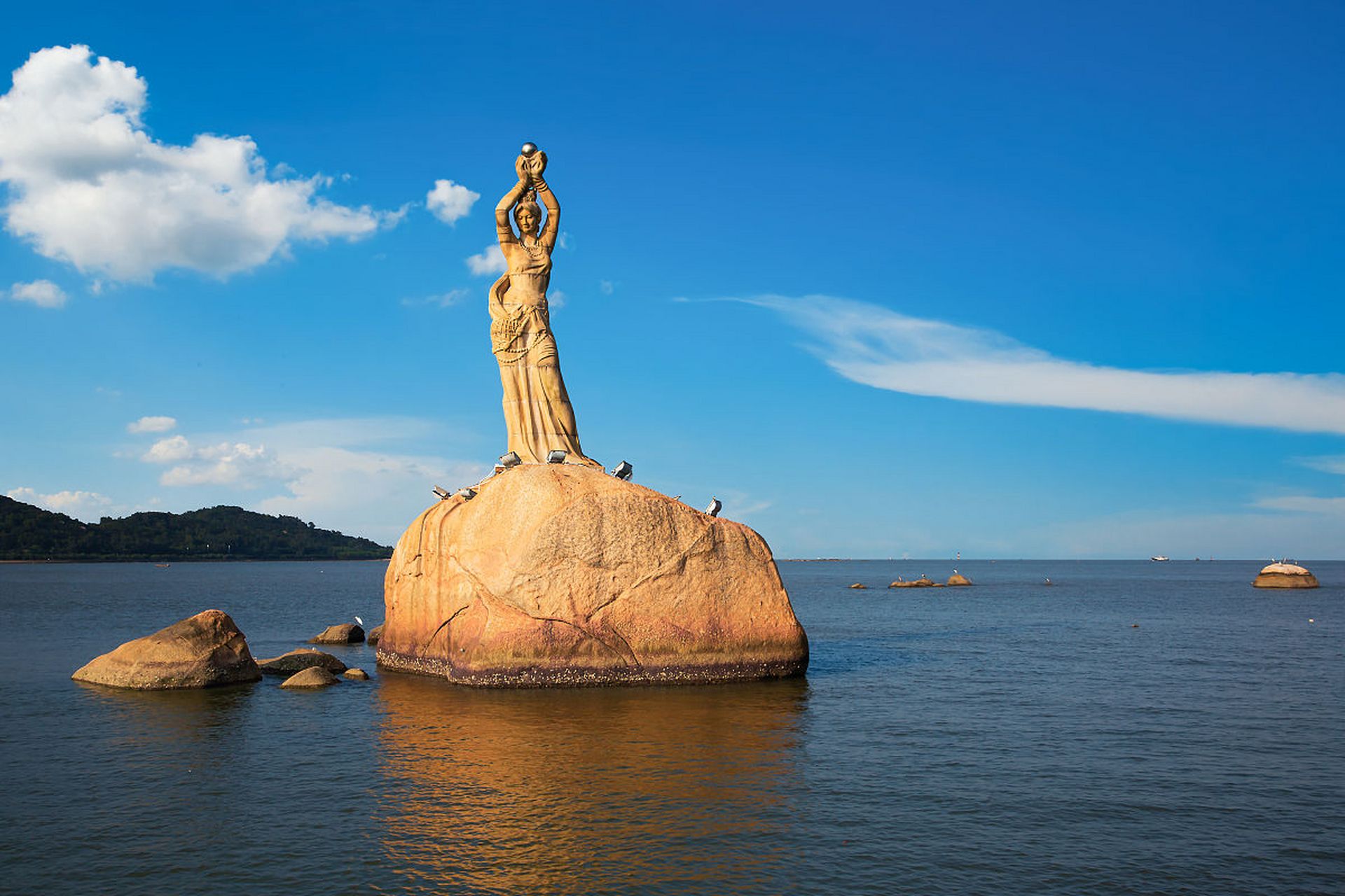 珠海渔女雕像是珠海市的标志性建筑和旅游景点,由著名雕塑家潘鹤设计