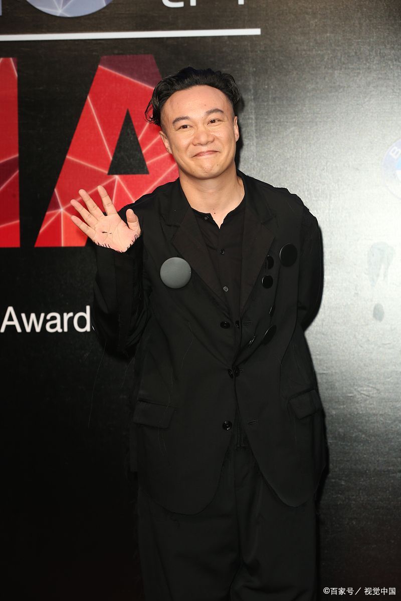 真敢说啊!  陈奕迅在最近的福州的演唱会现场对粉丝贴脸开大.