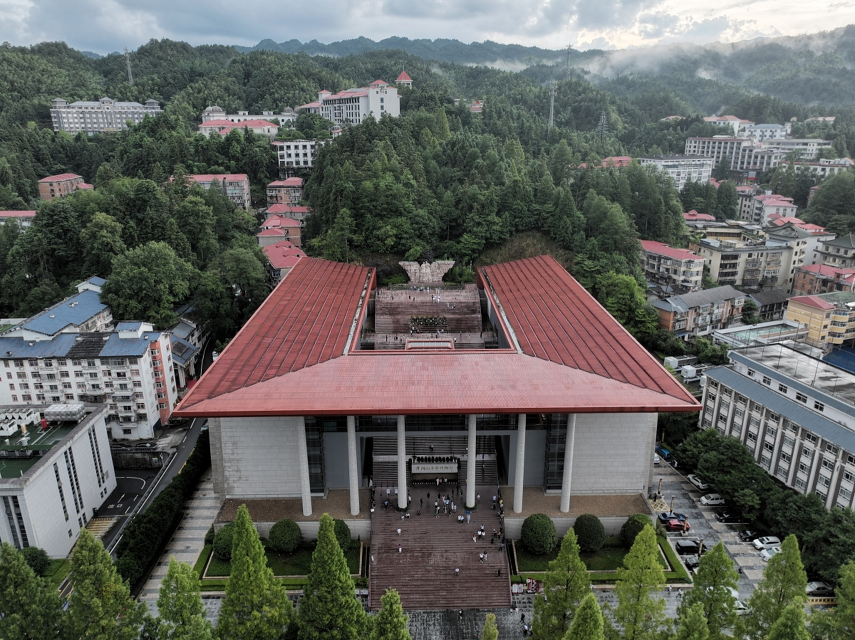 井冈山水口景区是红色历史的见证者,拥有雄浑壮丽的自然风光.