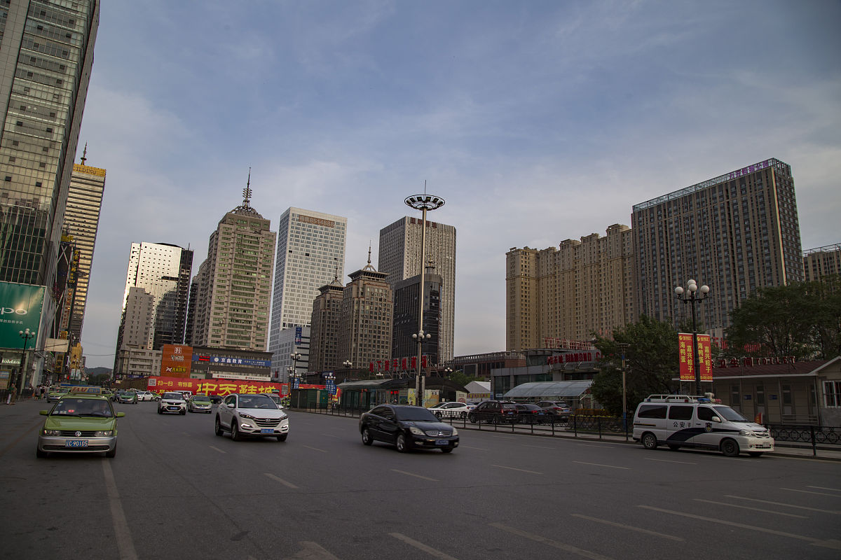 鞍山市的城市街道景色如何,是否让你体验到城市的独特风貌?