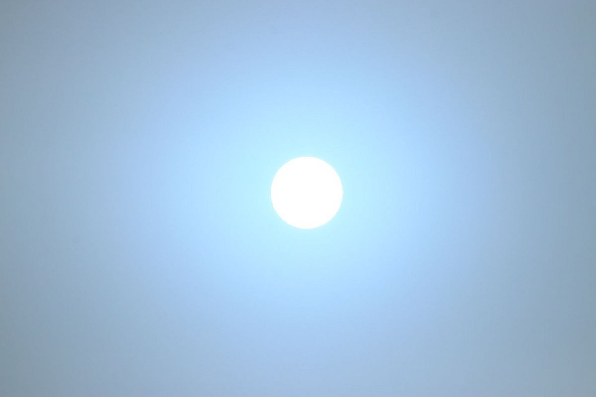 现在,北京昏暗的天色里,出现了火星同款"蓝太阳",这是怎么回事?