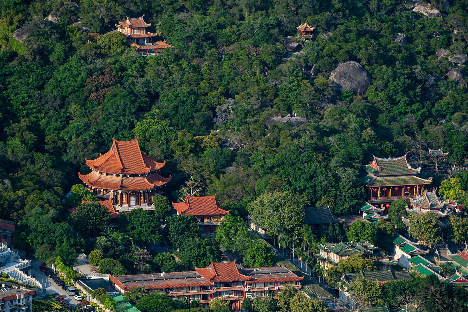 厦门南普陀寺:一段静谧的历史之旅  厦门,这座美丽的海滨城市,不仅有