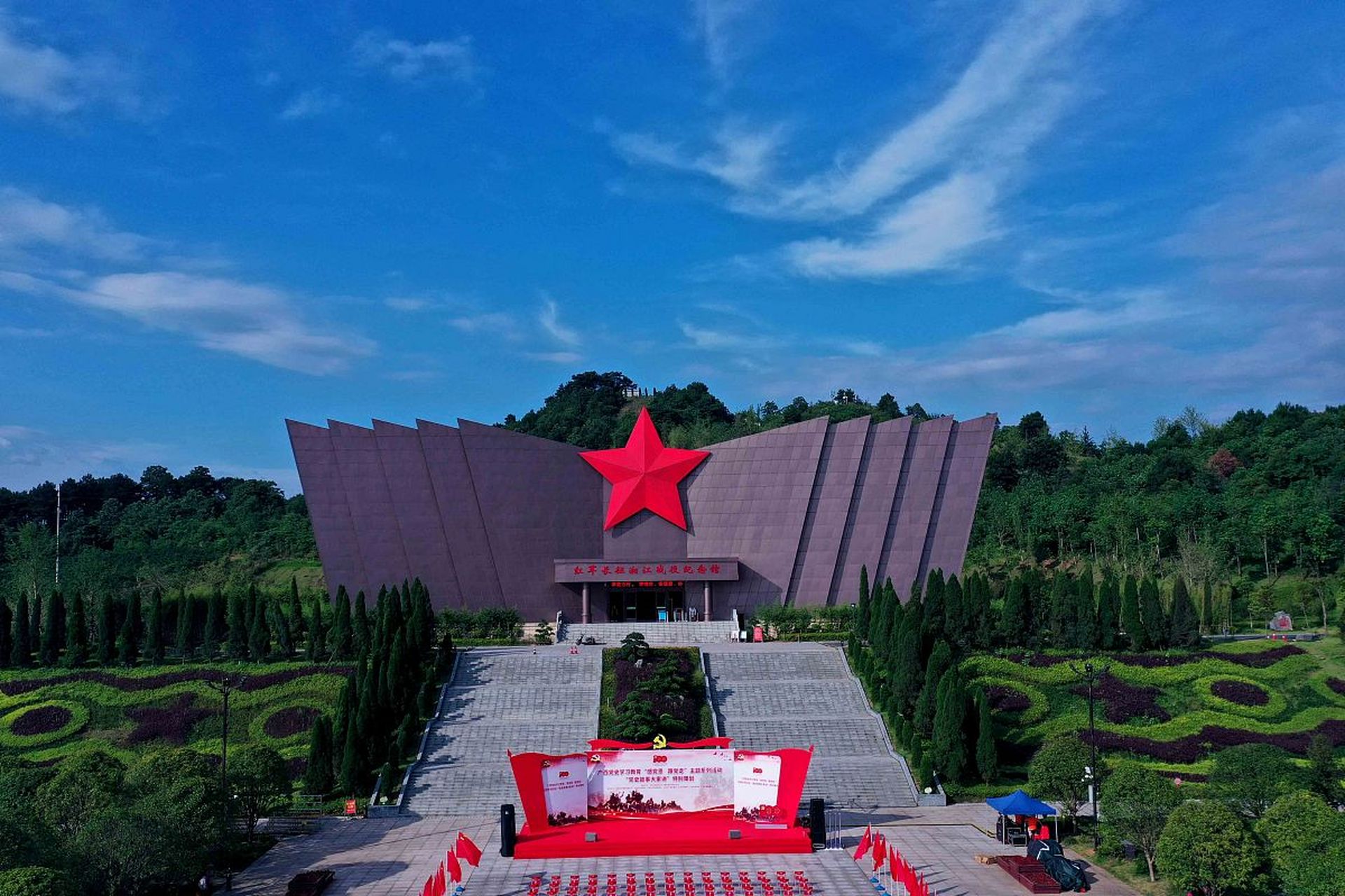 游玩行程建议为瑞金红色文化旅游区,罗汉岩风景区和云石山风景区.