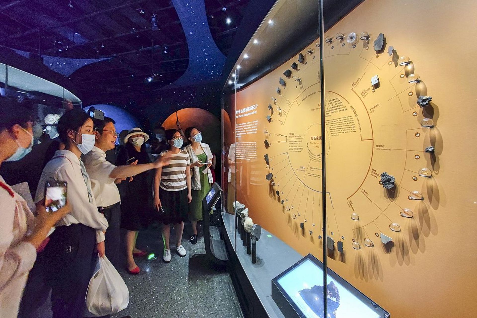 绍兴气象博物馆展厅内现有藏品3500件,形成了门类齐全,精品荟萃的气象