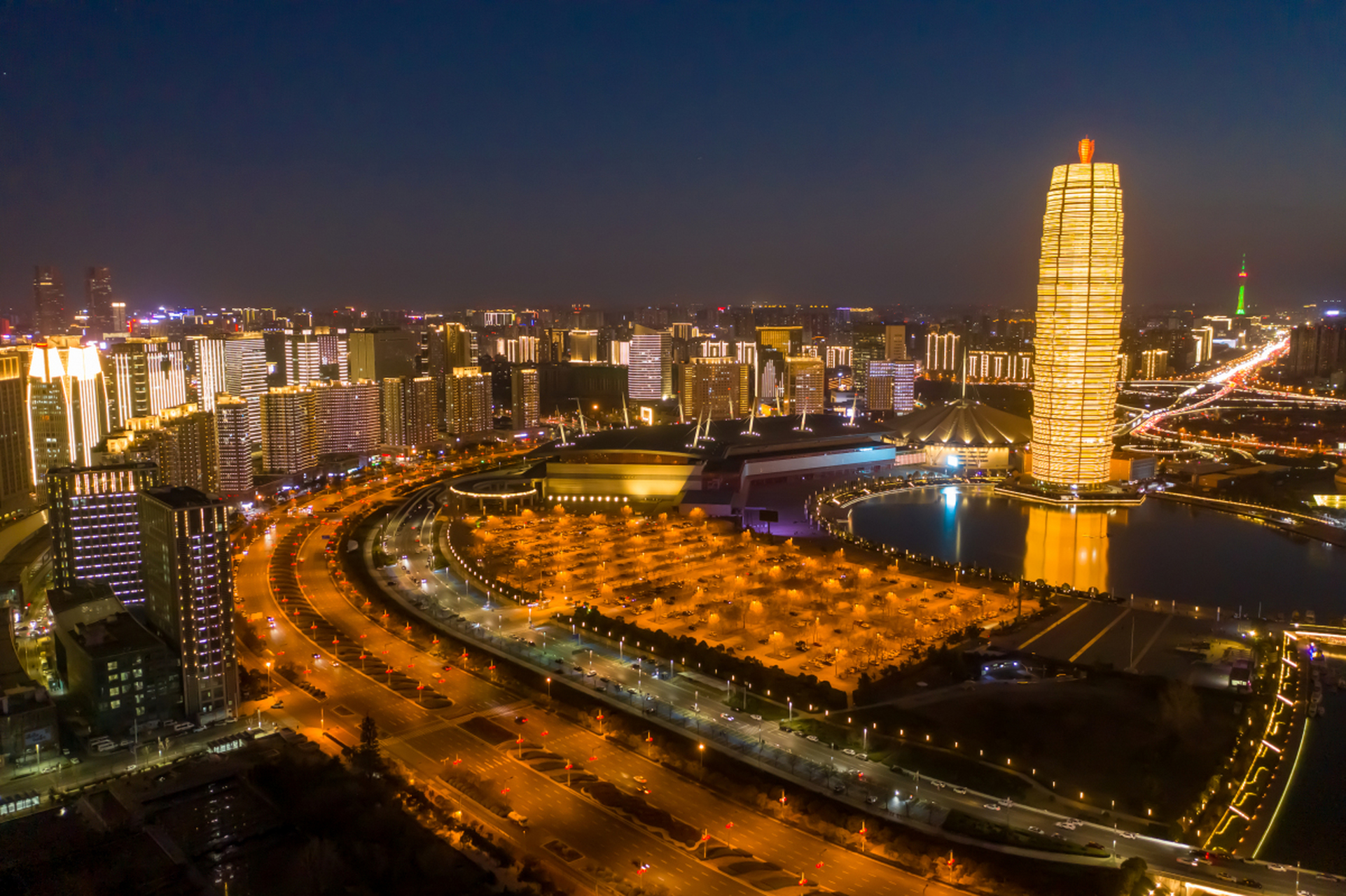 郑州千玺广场,俗称"大玉米楼",郑州乃至河南最著名的地标性建筑,集