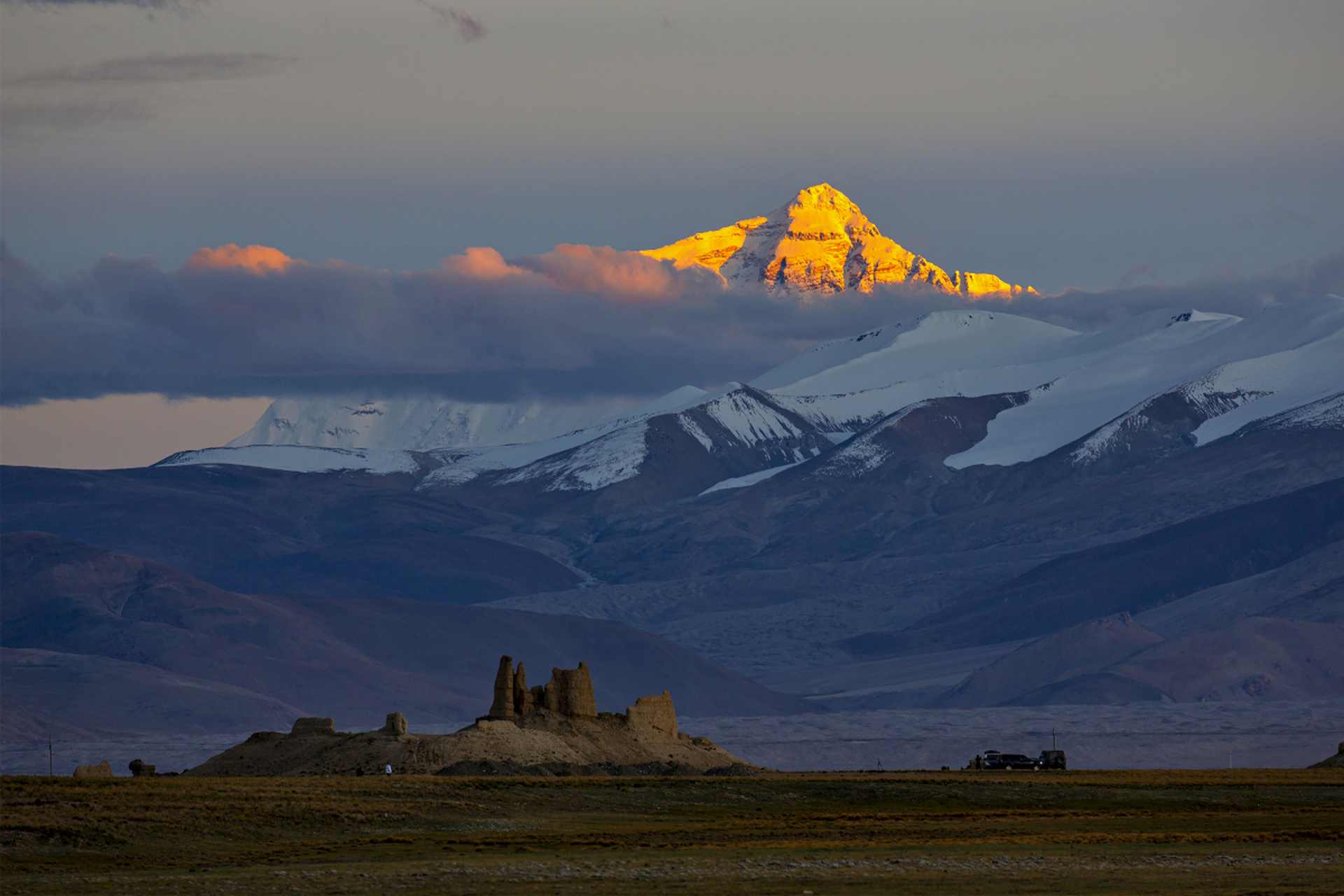 站上珠穆朗玛峰,欲知山谷的低微与山峰的高耸有何不同,仅仅是高低之分