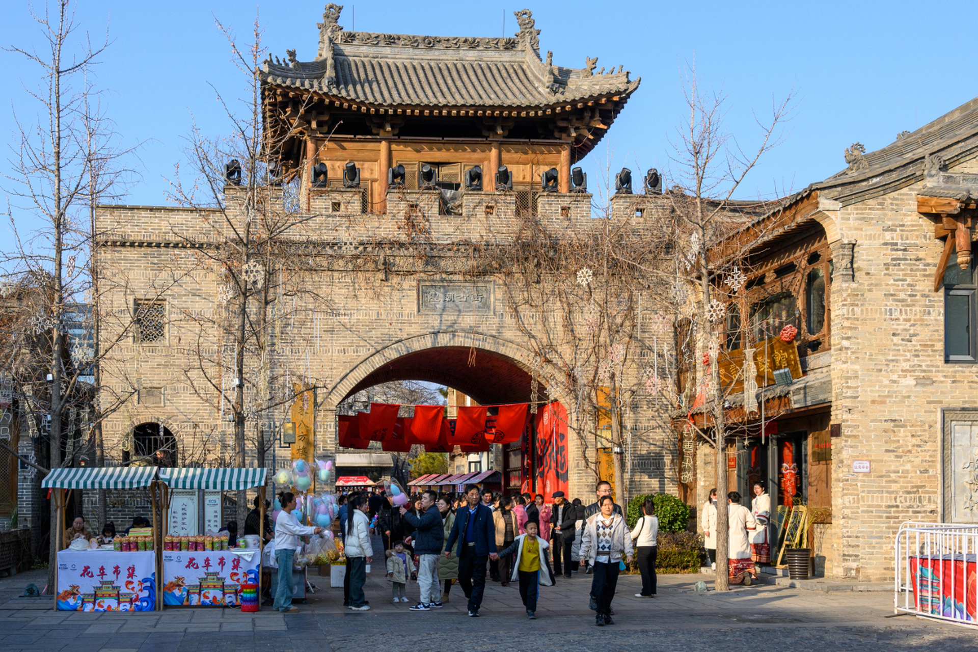 柘皋古镇位于安徽巢湖北郊,拥有3000年历史,以北闸老街和"天下第一铺"
