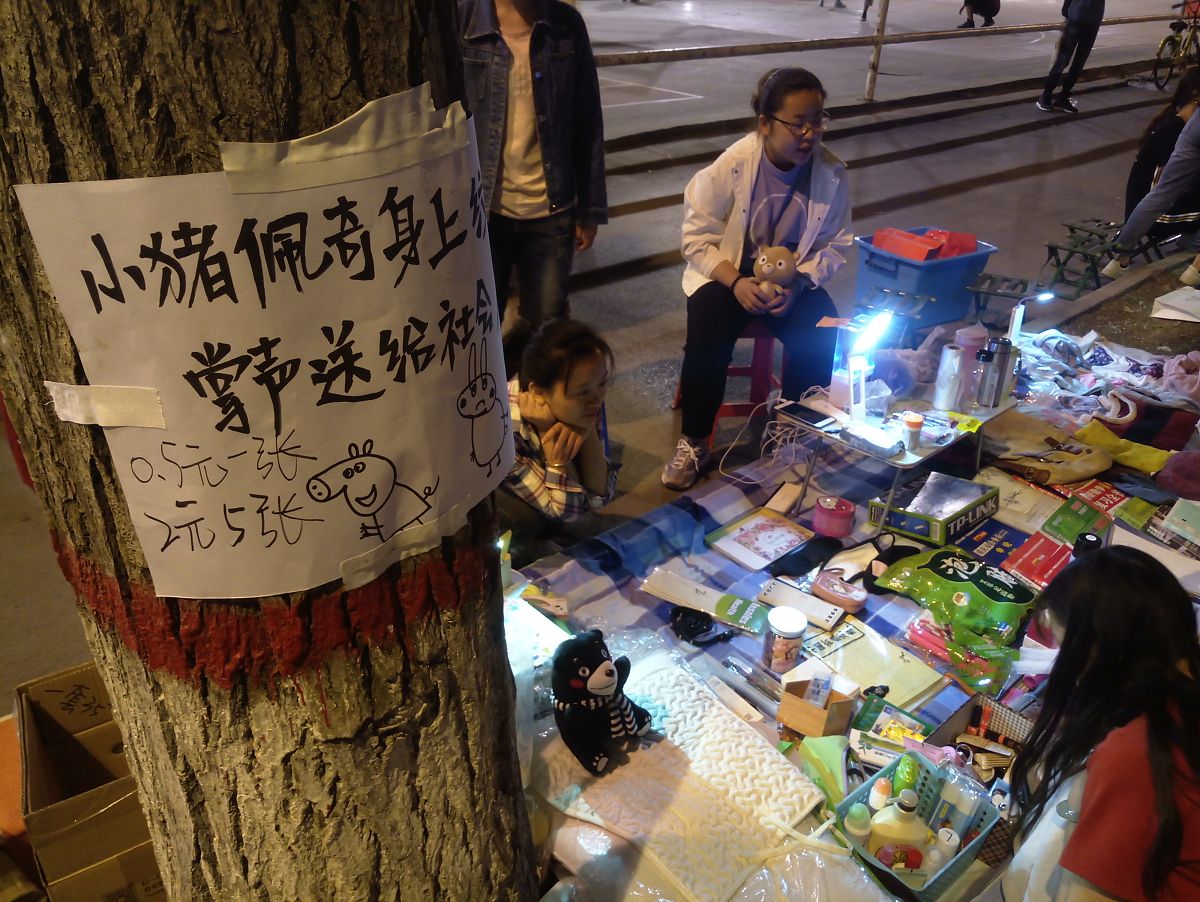 摆地摊月入过万可能吗(摆地摊月入过万十大最火项目)