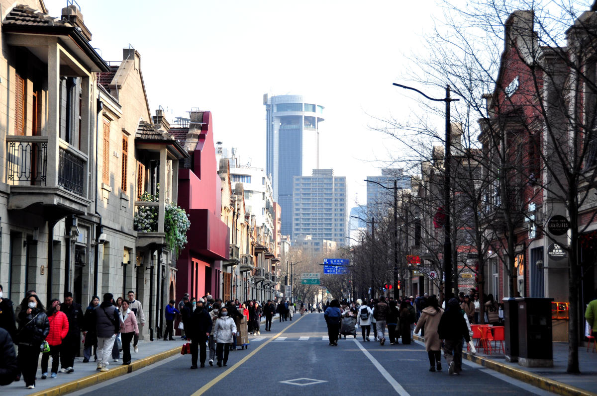 这可不是一条普通的商业街,它被誉为"东方香榭丽舍大街",到处都是奢侈