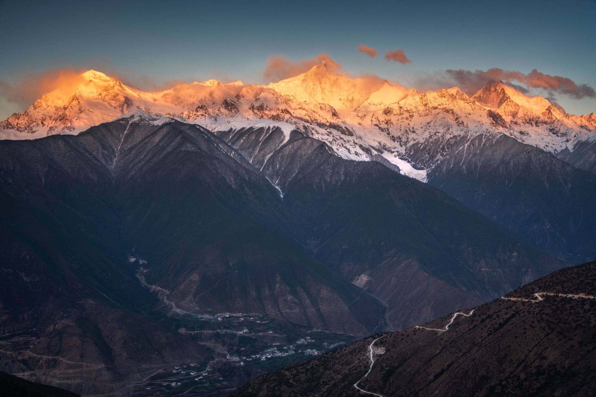 梅里雪山处于喜马拉雅山南麓,地处横断山脉中"三江并流"(澜沧江,金沙