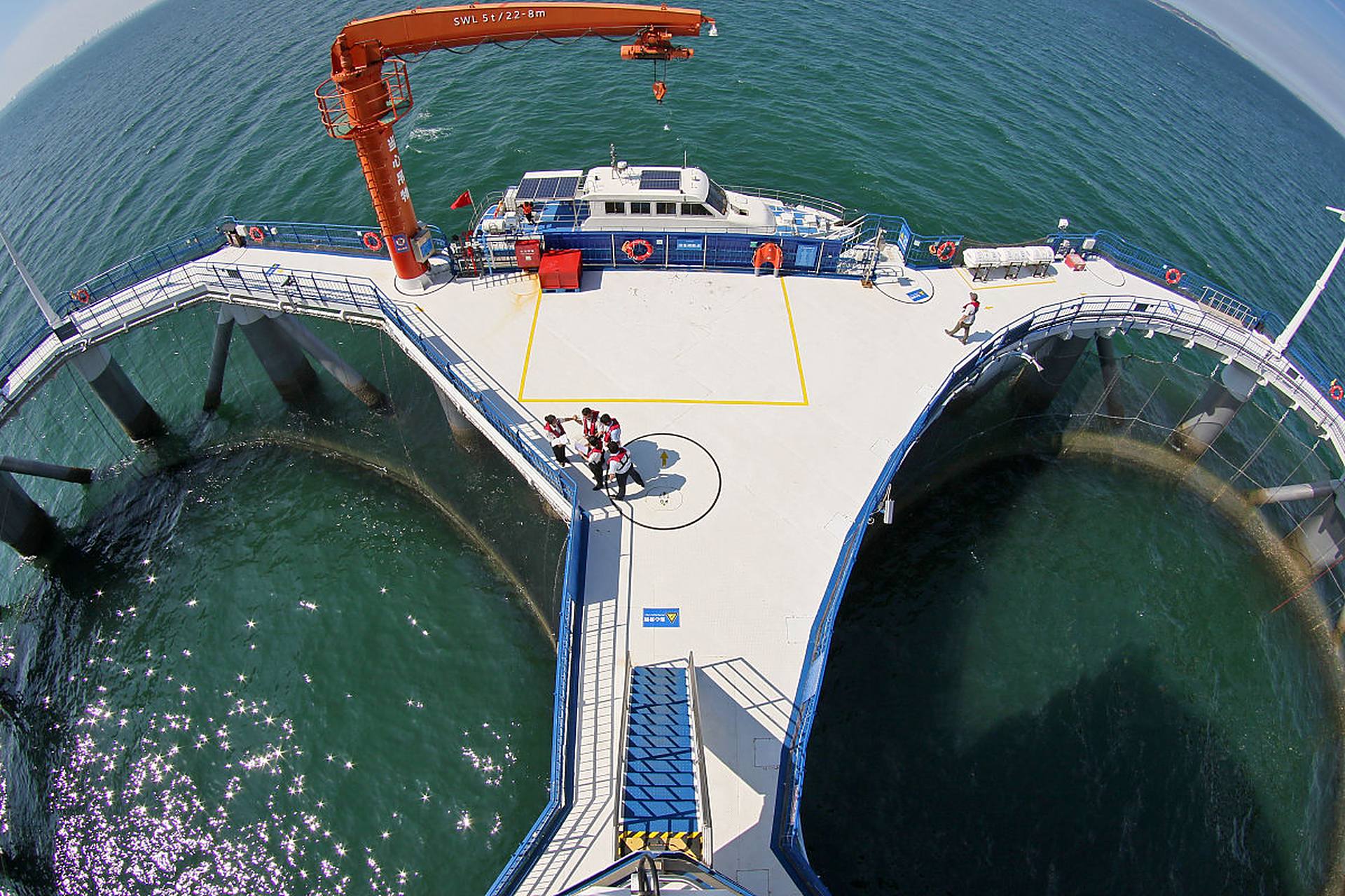 深耕1号  "耕海1号"像是一条正在遨游的鱼,鱼头是包括海洋科普馆,水