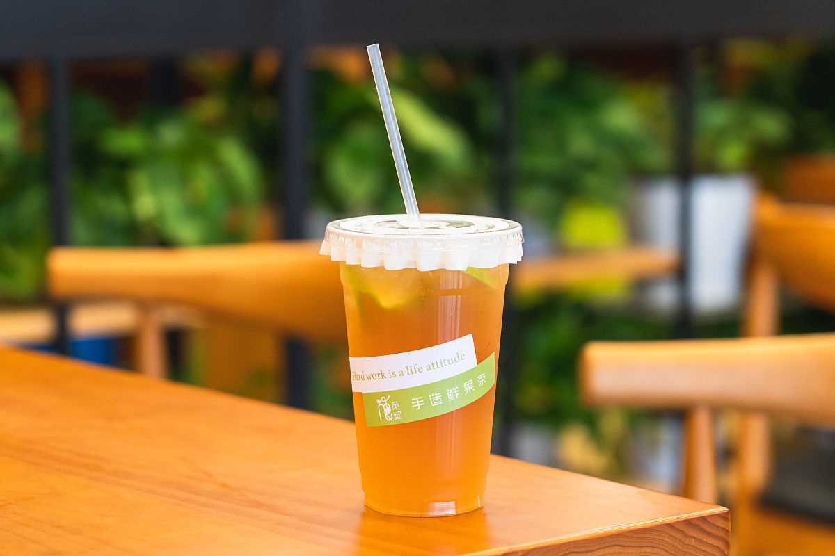 夏天的莫过于喝一杯冰冰凉凉的清新的柠檬茶[干杯]