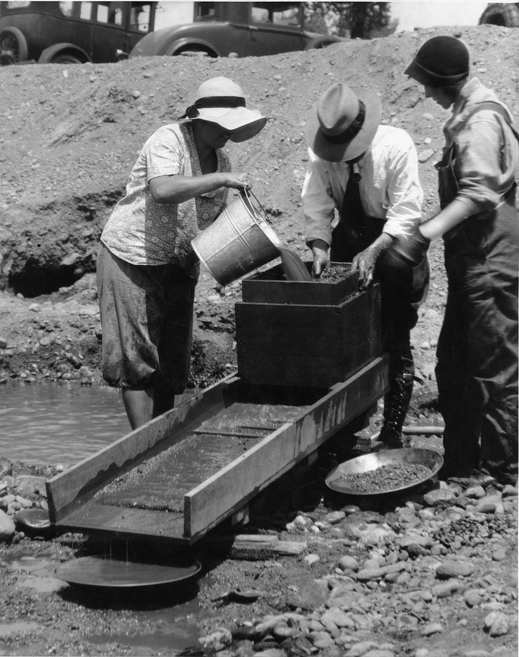 这个消息很快就传遍了世界各地,成千上万的淘金客纷至沓来都想分一杯