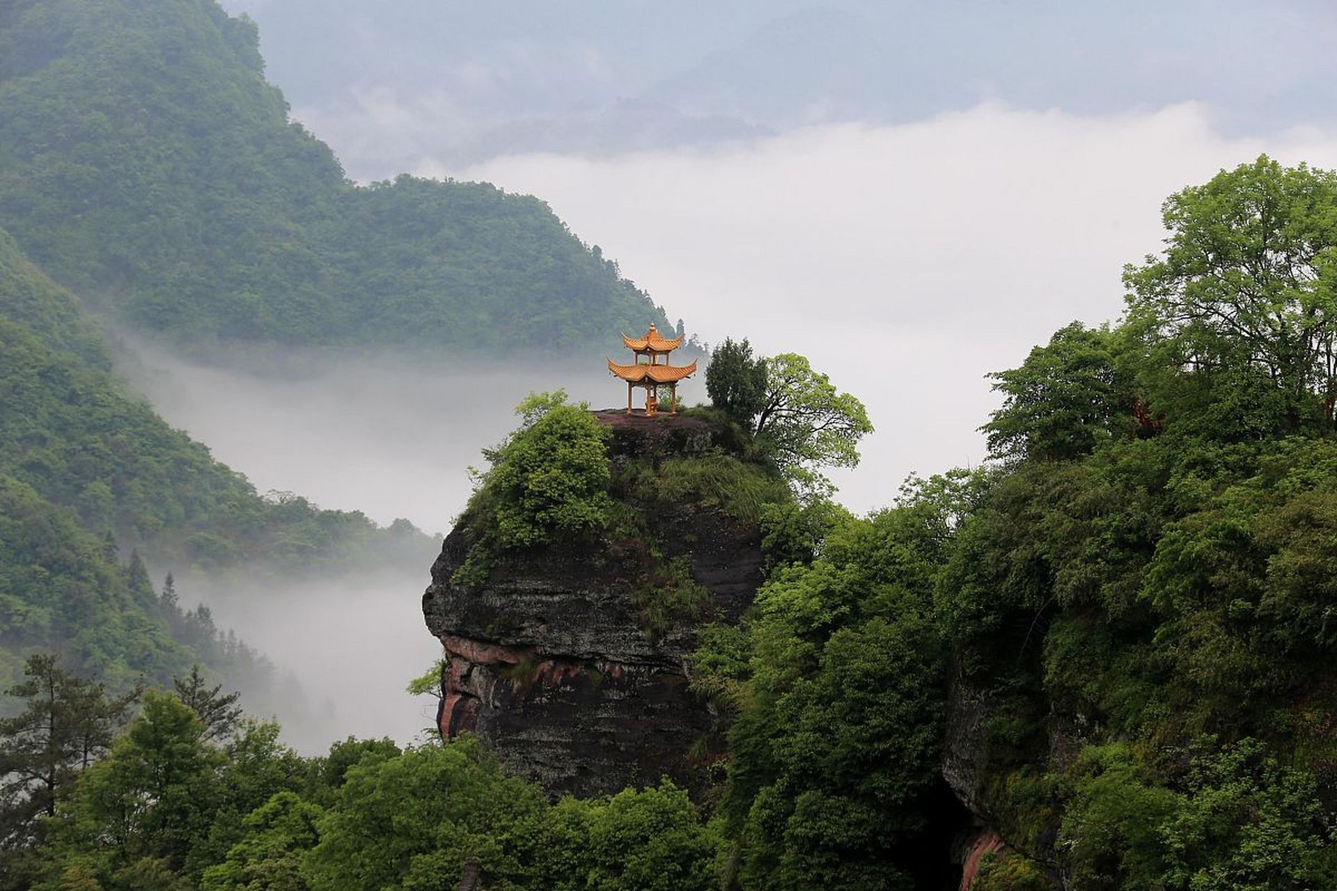 江西赣州齐云山,可是有着2061.3米的高峰呢!