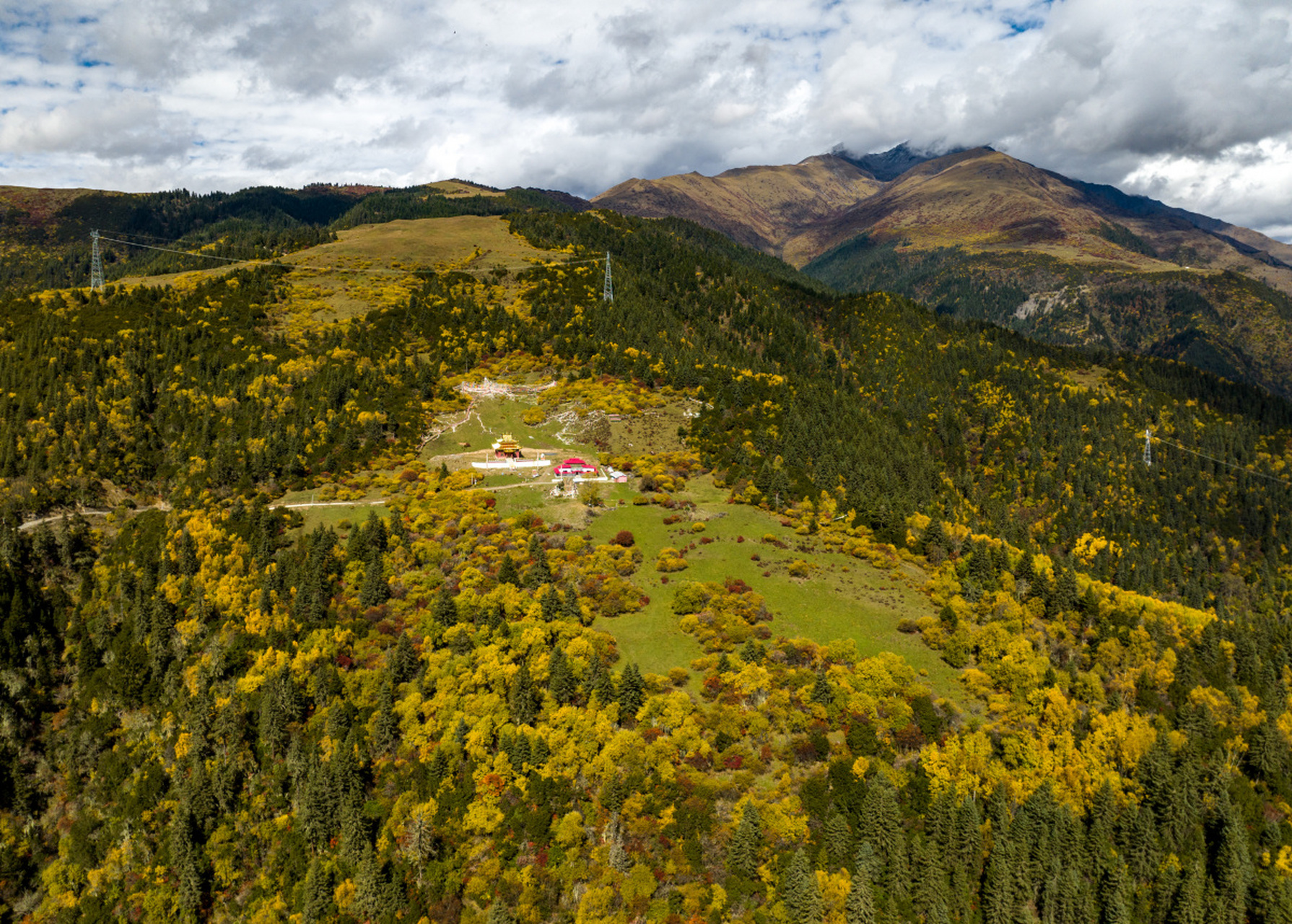 米亚罗,位于四川省阿坝藏族羌族自治州理县,是中国最大的红叶景观区.