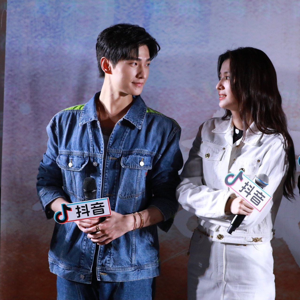 近日,杨洋与王楚然的恋情成为娱乐圈的焦点,引发了观众的热议.