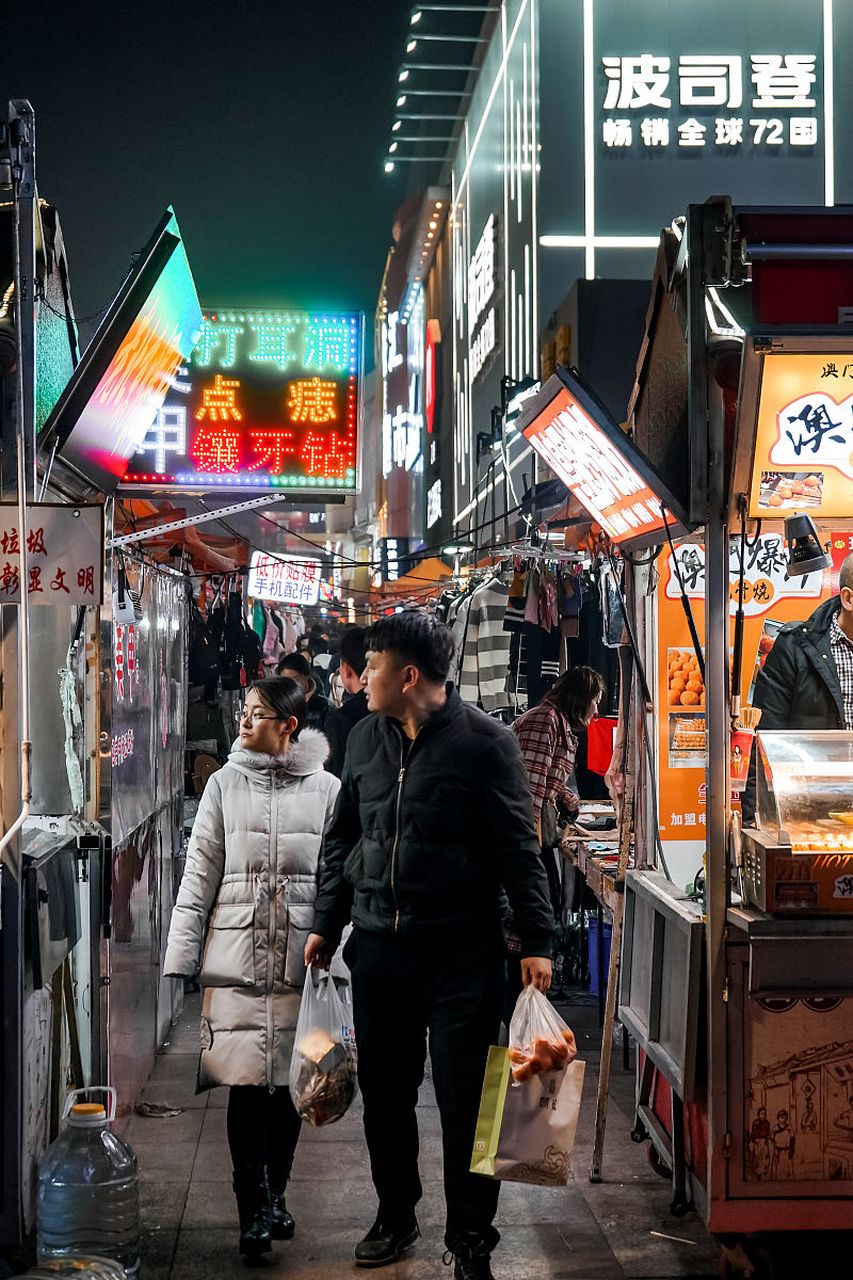 深圳龙华观澜老街夜市管理规定引发争议  近日,深圳龙华区观澜老街