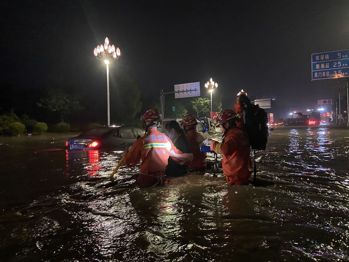 北京暴雨救援现场图片