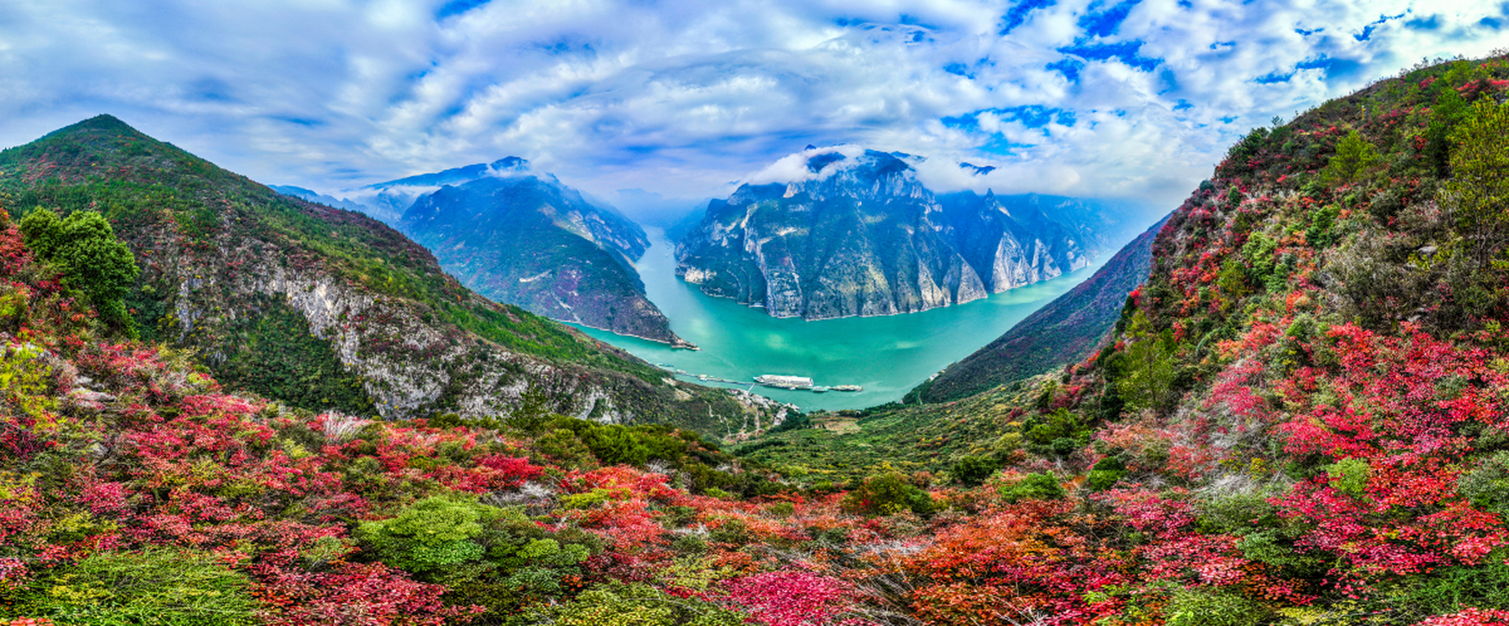 巫山神女天路景区位于重庆市巫山县黄岩村,以一条蜿蜒的天路和多个