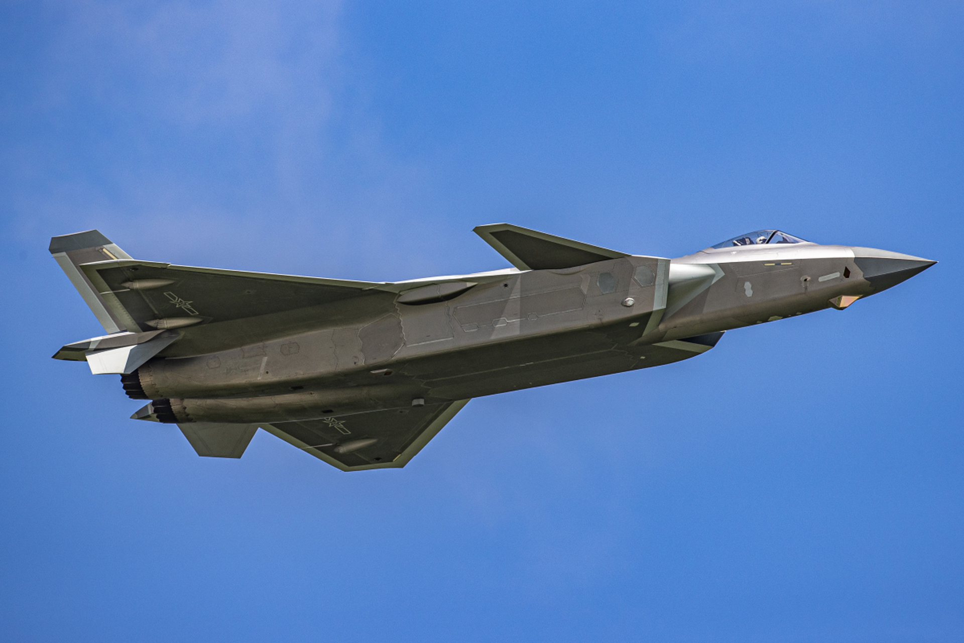 歼20战机不仅仅是有着隐身能力,而且在全机身还是用了专门的隐形涂层