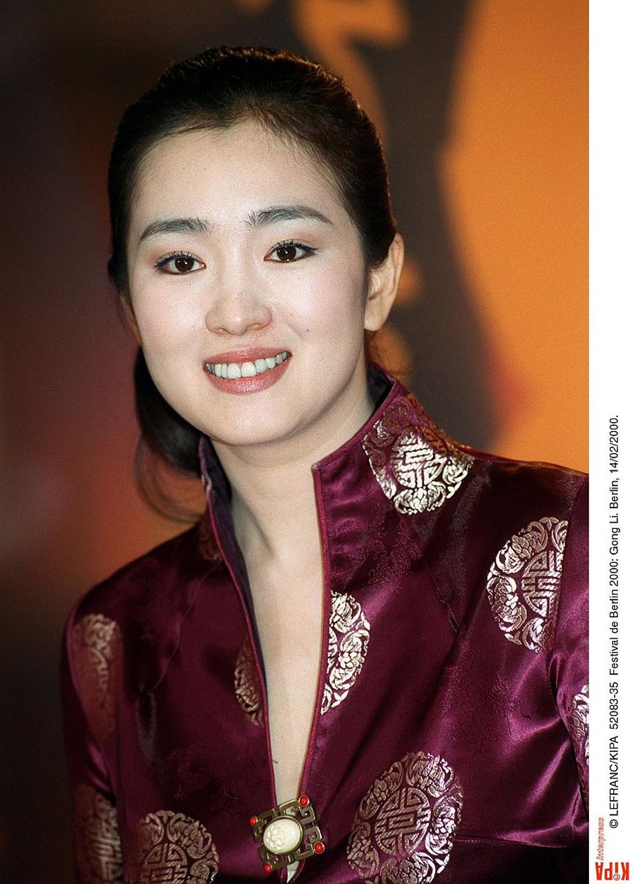 就觉得张艺谋年轻时挺帅的,而巩俐的素颜照则非常美丽,比现在整容过的