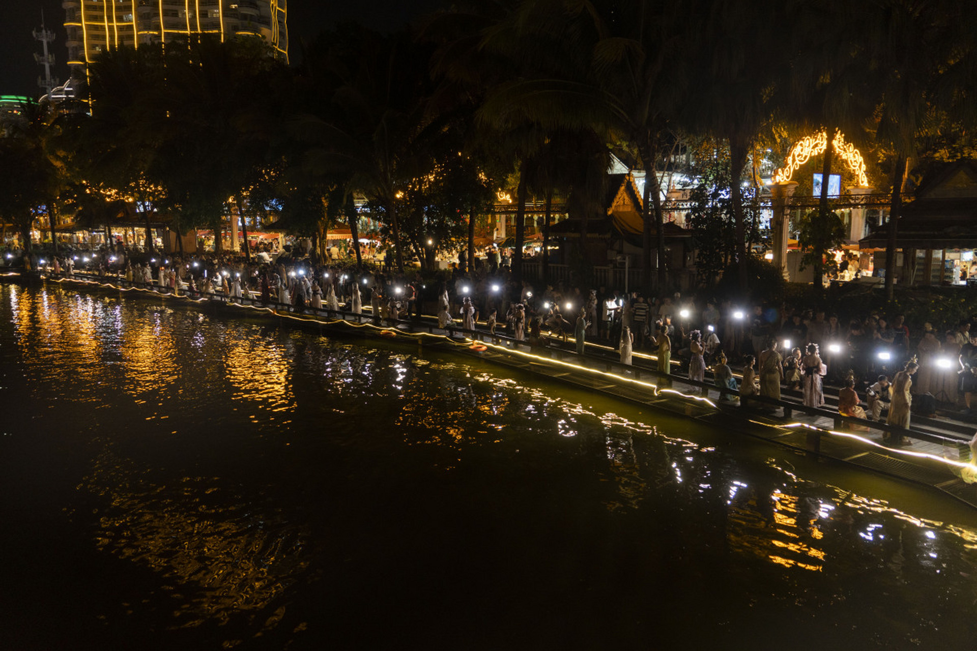 西双版纳夜晚魅力独特,告庄双夜景区灯火辉煌,可体验傣族文化,美食和