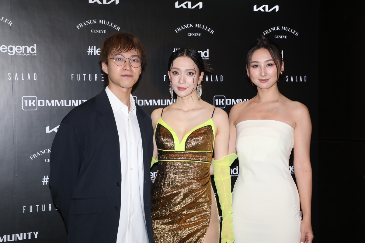 61岁的庾澄庆与小14岁的娇妻张嘉欣同台合唱,尽显恩爱.