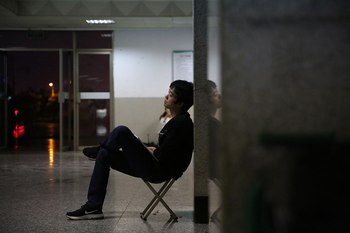 想想看,一个本该朝气蓬勃,闯荡江湖的年轻人,却选择了蜗居家中,与